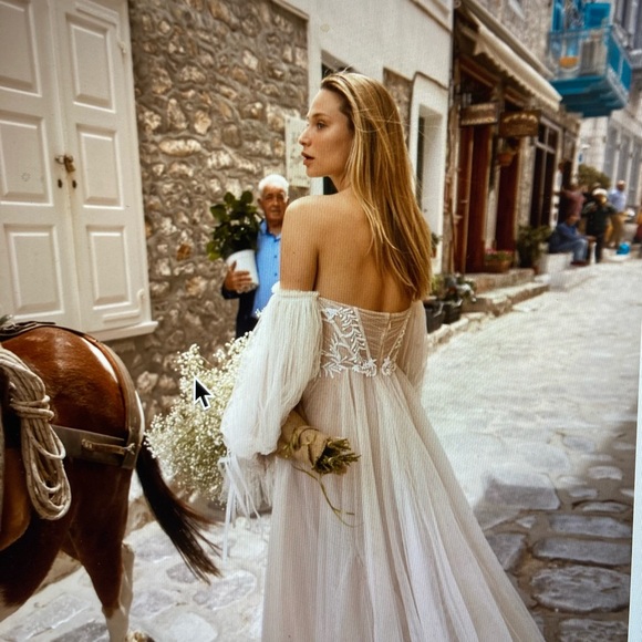 Liz Martinez “Rain” Wedding Dress size 6 Custom white on white worn for pre phot - Picture 3 of 10